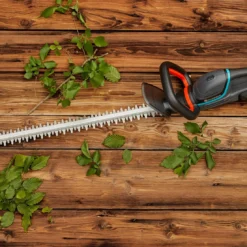 GARDENA Accu Heggenschaar ComfortCut 60/18V P4A Set -Goedkope Leef Tuin Winkel gardena accu heggenschaar comfortcut 60 18v p4a set 1500x1103 640af31a3b8eb l